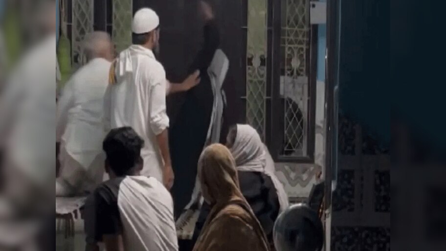 झाड़-फूंक के दौरान डोला मौलाना का इमान, कर दिया ये कांड; महिला ने उठाया बड़ा कदम!