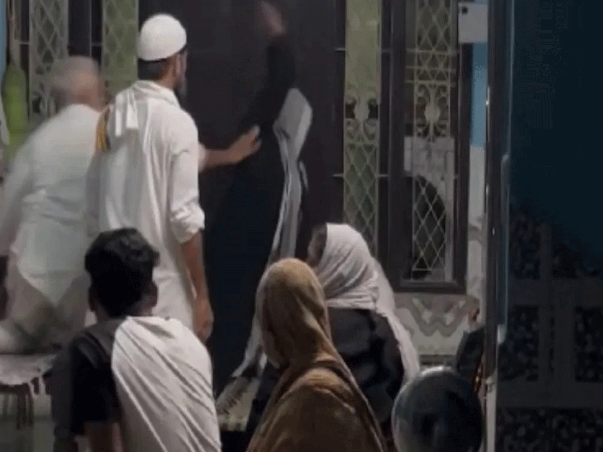 झाड़-फूंक के दौरान डोला मौलाना का इमान, कर दिया ये कांड; महिला ने उठाया बड़ा कदम! झाड़-फूंक के दौरान डोला मौलाना का इमान, कर दिया ये कांड; महिला ने उठाया बड़ा कदम!