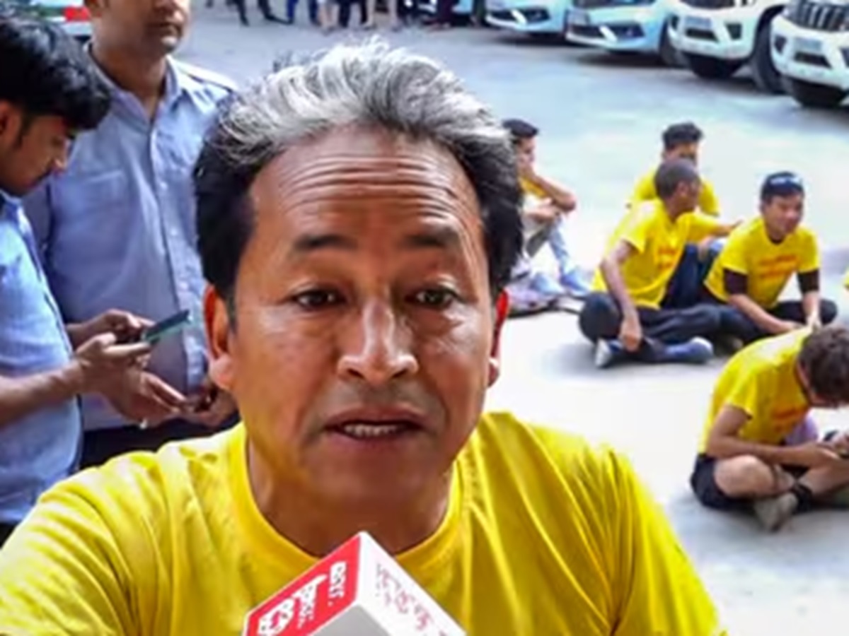 अब दिल्ली के लद्दाख भवन में अनशन पर बैठे सोनम वांगचुक, जानिए क्या हैं मांगें अब दिल्ली के लद्दाख भवन में अनशन पर बैठे सोनम वांगचुक, जानिए क्या हैं मांगें