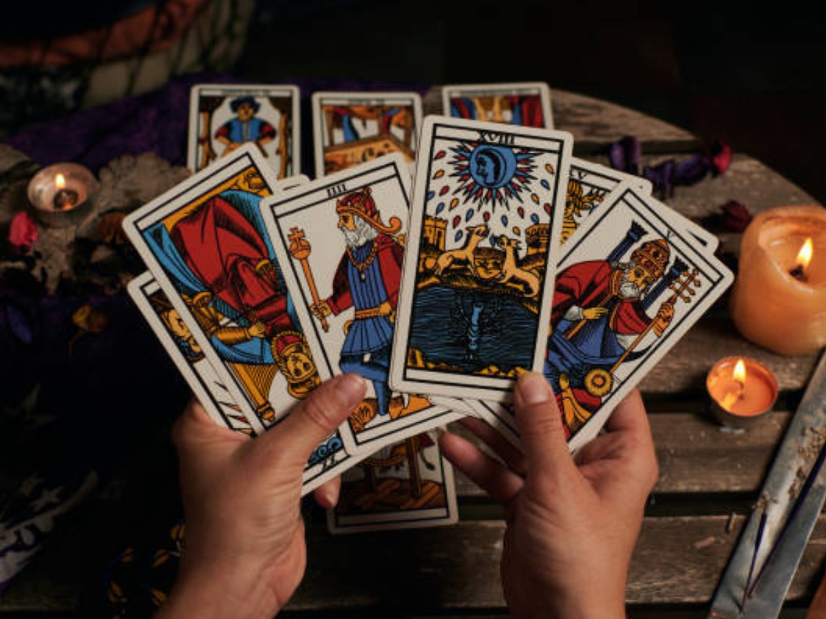 Tarot Rashifal: दोस्तों से सावधान रहें कुंभ राशि के लोग, इन दो राशियों को मिलेगा धन का लाभ, जानें 7  अक्टूबर का  टैरो राशिफल 