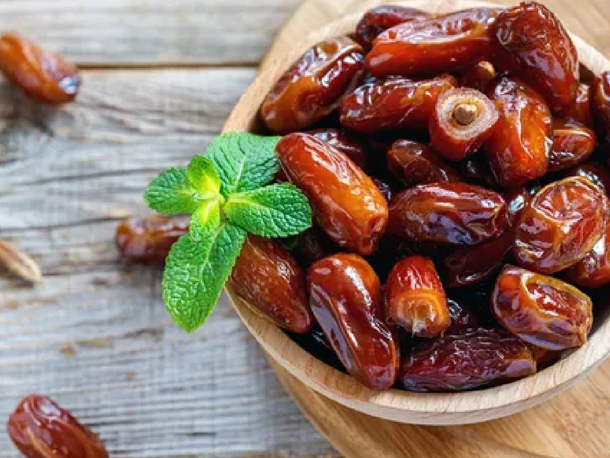 कमजोर हड्डियों में भर जाएगी ताकत, जान लें खजूर खाने का सही तरीका