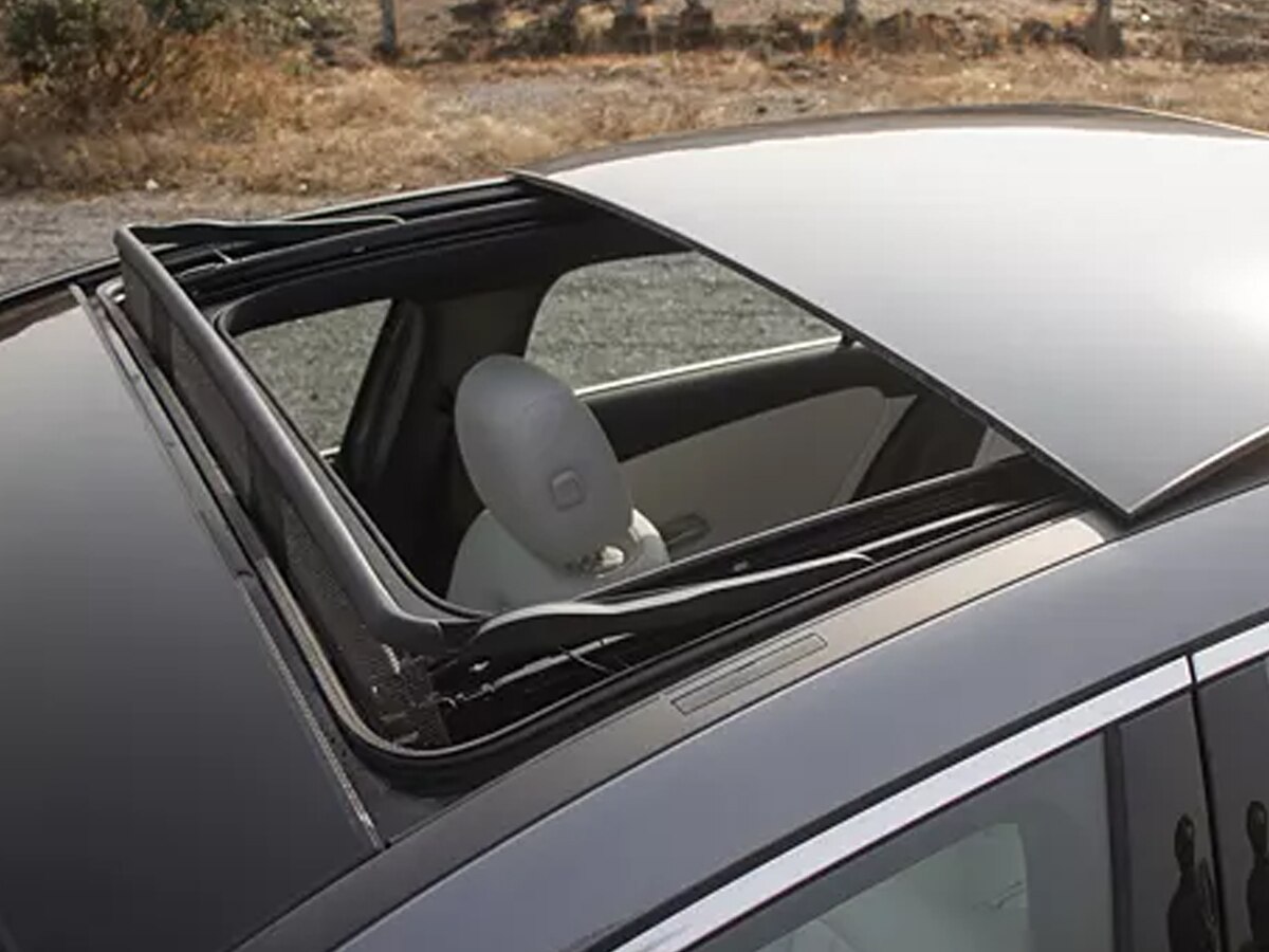  Car Sunroof: कार चलाते समय Sunroof खोलना सही या गलत? कहीं आप भी तो नहीं कर रहे हैं बड़ी गलती 