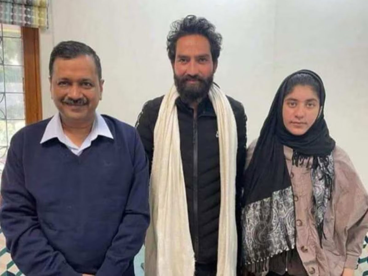 जम्मू-कश्मीर में AAP का खुला खाता, मेहराज मलिक ने BJP कैंडिडेट को दी करारी शिकस्त जम्मू-कश्मीर में AAP का खुला खाता, मेहराज मलिक ने BJP कैंडिडेट को दी करारी शिकस्त