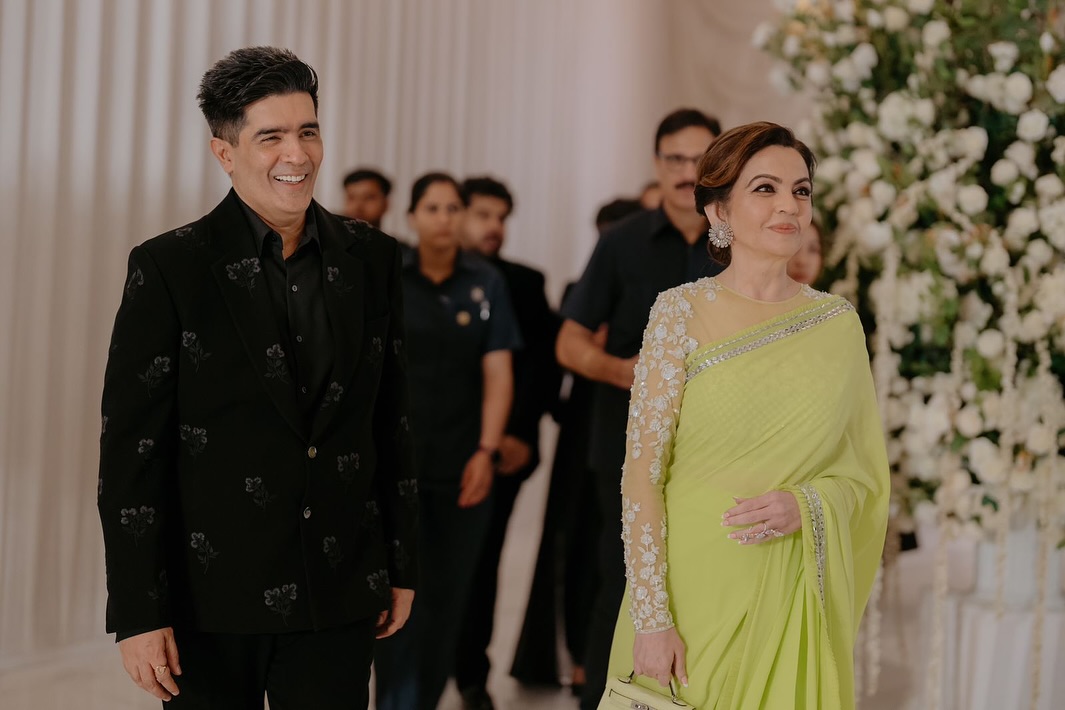 पहने जड़ाऊ हीरे के इयररिंग्स