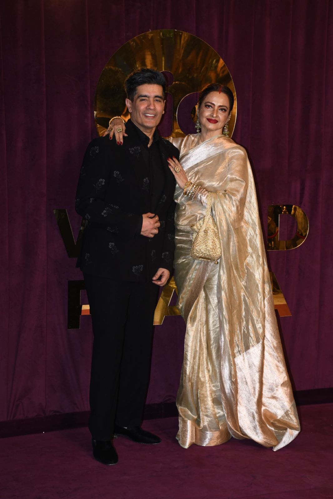 गोल्डन साड़ी में रेखा