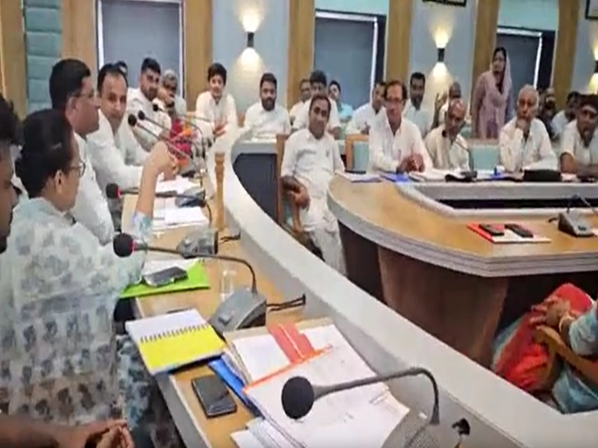 Barmer News: जिला परिषद की बैठक उठा जंगली सूअरों के आतंक का मुद्दा, DFO बोली- यंहा से पकड़ कर पाकिस्तान में छोड़ दें...