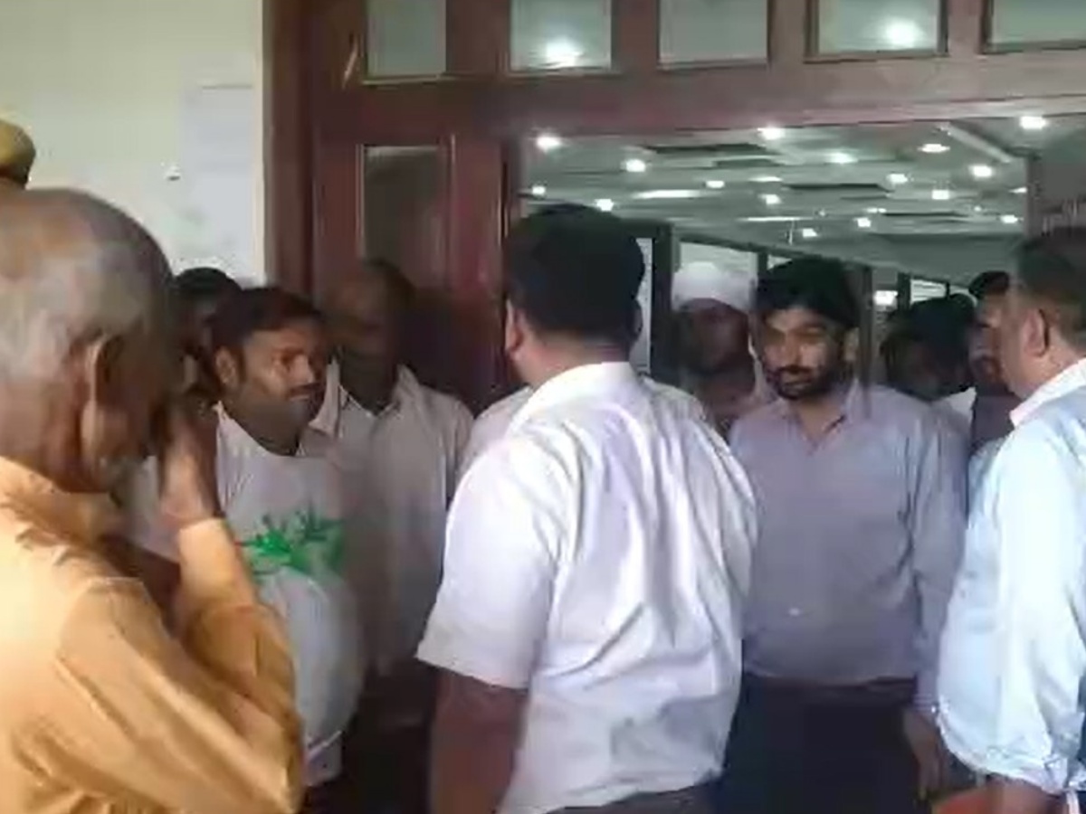 Dholpur News: जिला कलेक्टर श्रीनिधि बीटी औचक निरीक्षण करने नगर परिषद कार्यालय पहुंचें Dholpur News: जिला कलेक्टर श्रीनिधि बीटी औचक निरीक्षण करने नगर परिषद कार्यालय पहुंचें