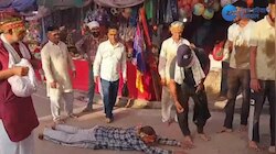 आस्था का अनोखा रूप, नाहन में दंडवत कर मां बाला सुंदरी के दर्शन करने पहुंचा श्रद्धालुओं का जत्था