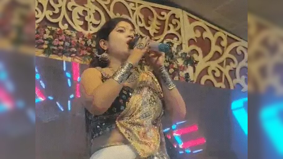 Jhansi News: गरबा पंडाल में मुस्लिम महिला एंकर के साथ बेईज्जती; हंगामे के बाद मंच से उतारा
