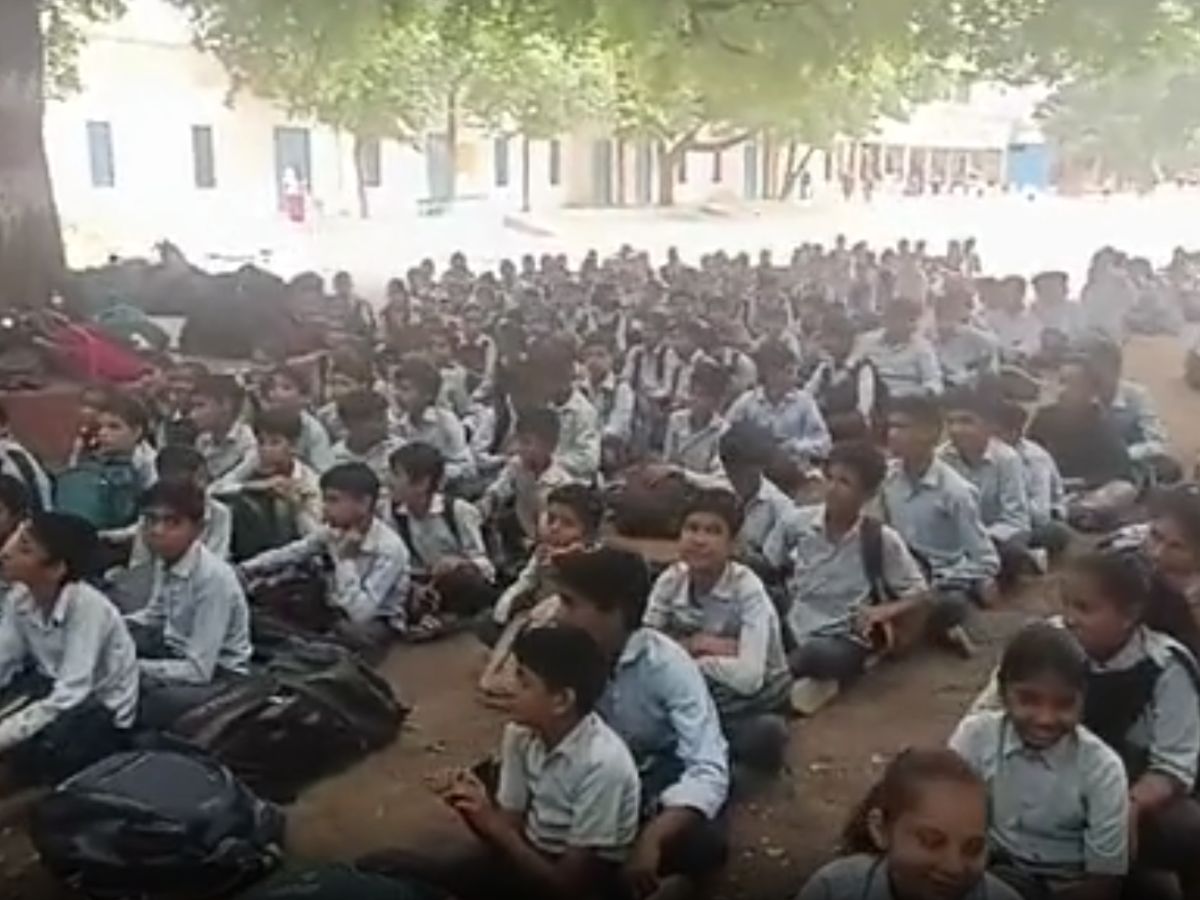 Jaipur News: जयपुर पुलिस का ऑपरेशन गरिमा अभियान, थानाधिकारी मोतीलाल शर्मा विद्यार्थियों से हुए रूबरू Jaipur News: जयपुर पुलिस का ऑपरेशन गरिमा अभियान, थानाधिकारी मोतीलाल शर्मा विद्यार्थियों से हुए रूबरू