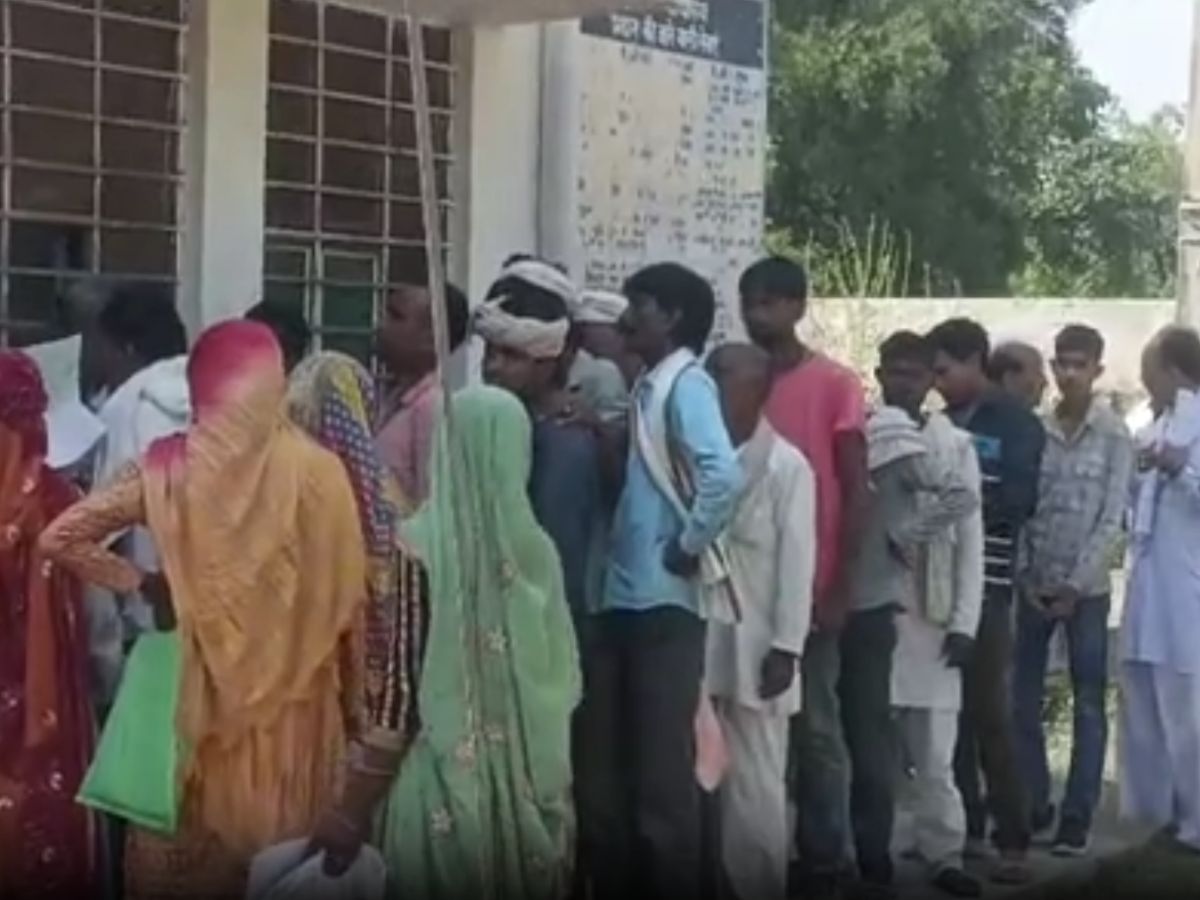 Jhunjhunu News: बुहाना बणी में अवैध निर्माणों पर चल सकता हैं बुलडोजर, प्रशासन ने नोटिस किए जारी Jhunjhunu News: बुहाना बणी में अवैध निर्माणों पर चल सकता हैं बुलडोजर, प्रशासन ने नोटिस किए जारी
