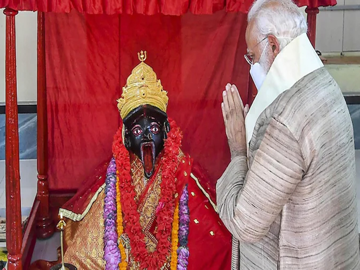 Bangladesh: काली देवी के मंदिर से पीएम मोदी का दिया मुकुट हुआ चोरी Bangladesh: काली देवी के मंदिर से पीएम मोदी का दिया मुकुट हुआ चोरी