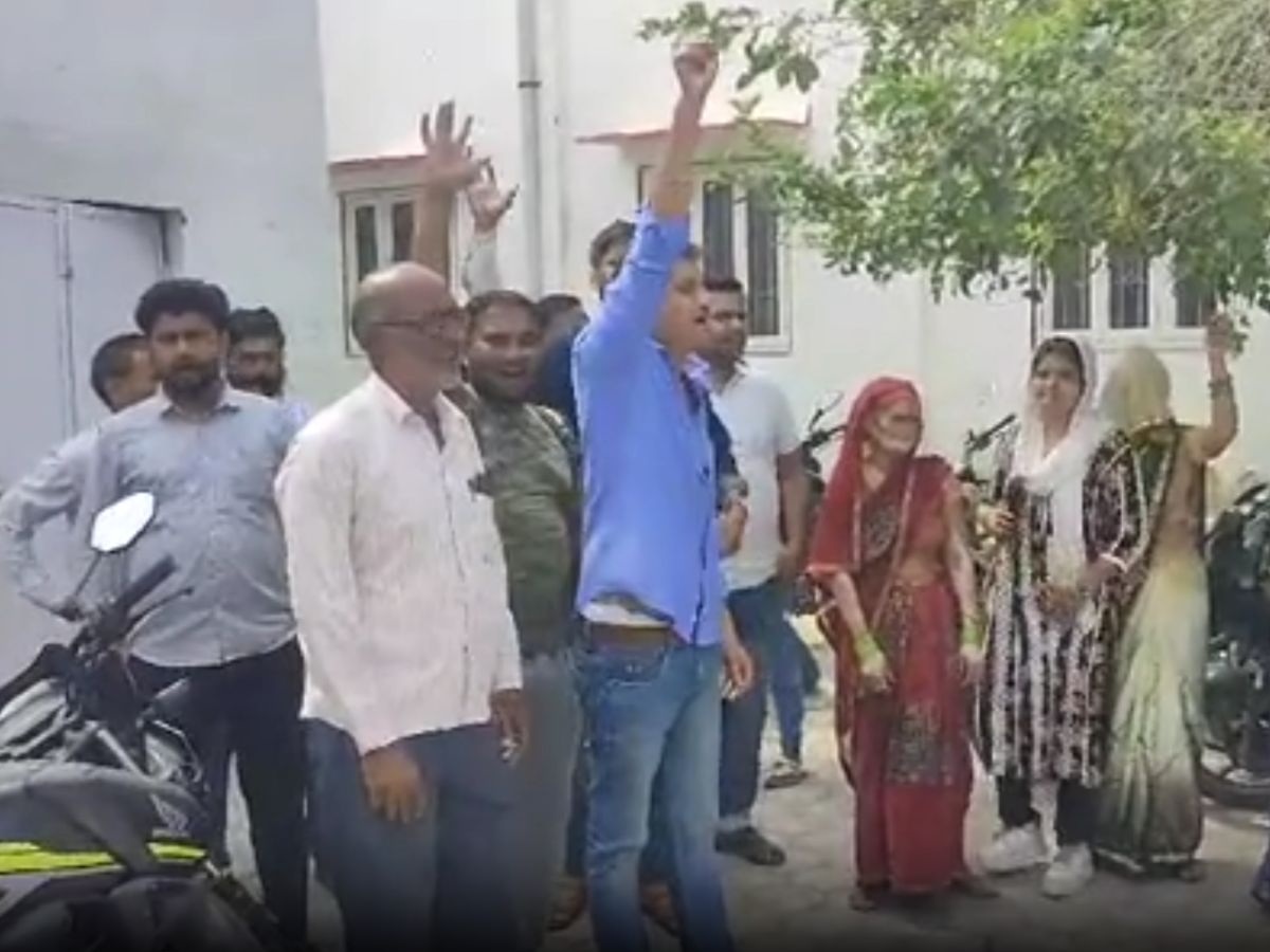 Dholpur News: डाक अधीक्षक की कार्यप्रणाली से नाराज डाक कर्मियों ने किया विरोध प्रदर्शन, कार्यालय का माहौल खराब करने का लगाया आरोप