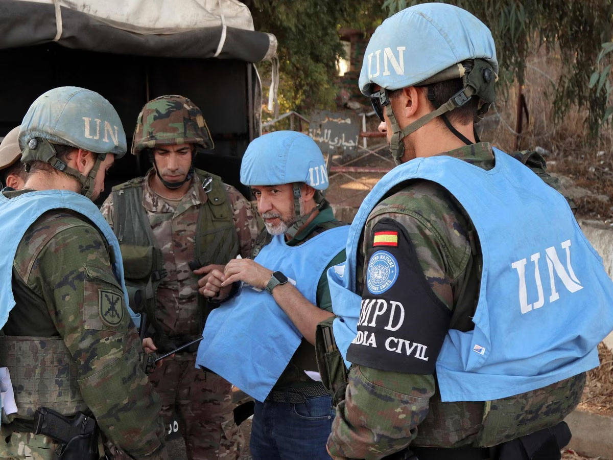 Israel Lebanon War: इजरायल ने की UN फोर्स पर भीषण गोलीबारी, भारतीय सैनिकों ने संभाला मोर्चा Israel Lebanon War: इजरायल ने की UN फोर्स पर भीषण गोलीबारी, भारतीय सैनिकों ने संभाला मोर्चा