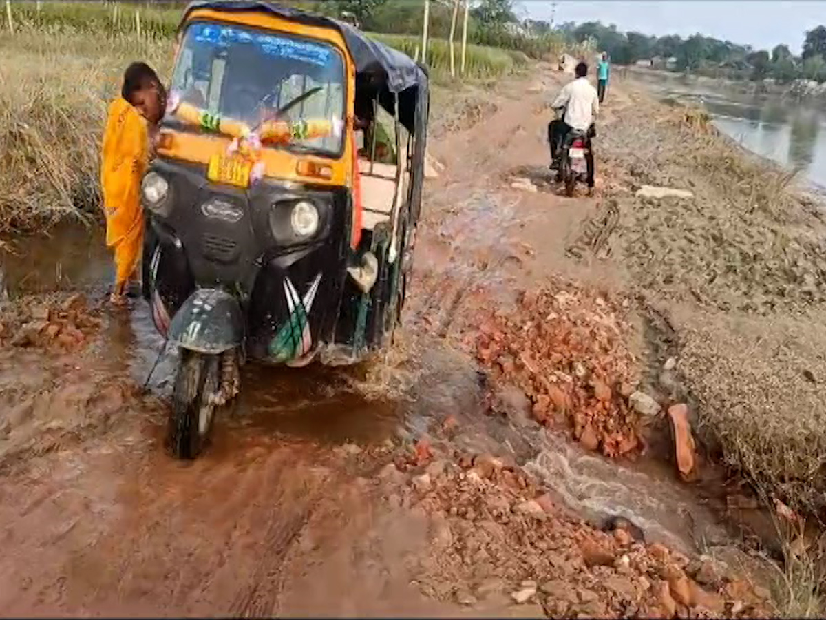 घर नदी में कटकर विलीन