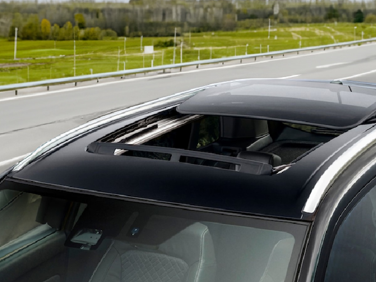 Sunroof खुली हो तो कितनी होनी चाहिए गाड़ी की स्पीड? कर रहे हैं गलती तो हो जाएं सावधान 