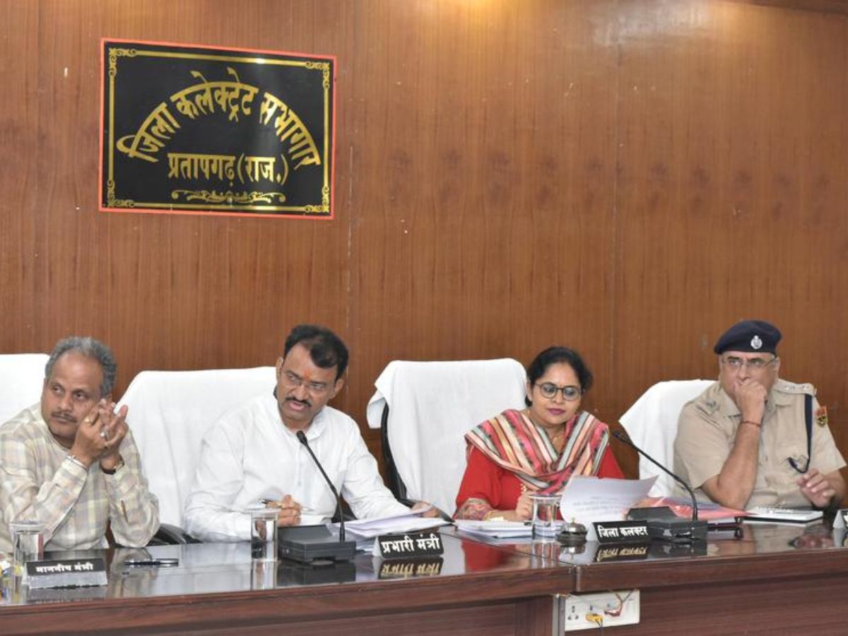 Rajasthan News: डिप्टी CM प्रेमचंद बैरवा ने मिनी सचिवालय में ली महत्वपूर्ण बैठक, बजट घोषणाओं के समयबद्ध क्रियान्वयन के दिए निर्देश Rajasthan News: डिप्टी CM प्रेमचंद बैरवा ने मिनी सचिवालय में ली महत्वपूर्ण बैठक, बजट घोषणाओं के समयबद्ध क्रियान्वयन के दिए निर्देश