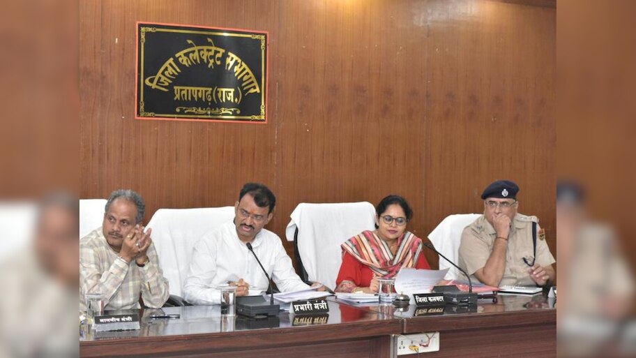 Rajasthan News: डिप्टी CM प्रेमचंद बैरवा ने मिनी सचिवालय में ली महत्वपूर्ण बैठक,  बजट घोषणाओं के समयबद्ध क्रियान्वयन के दिए निर्देश