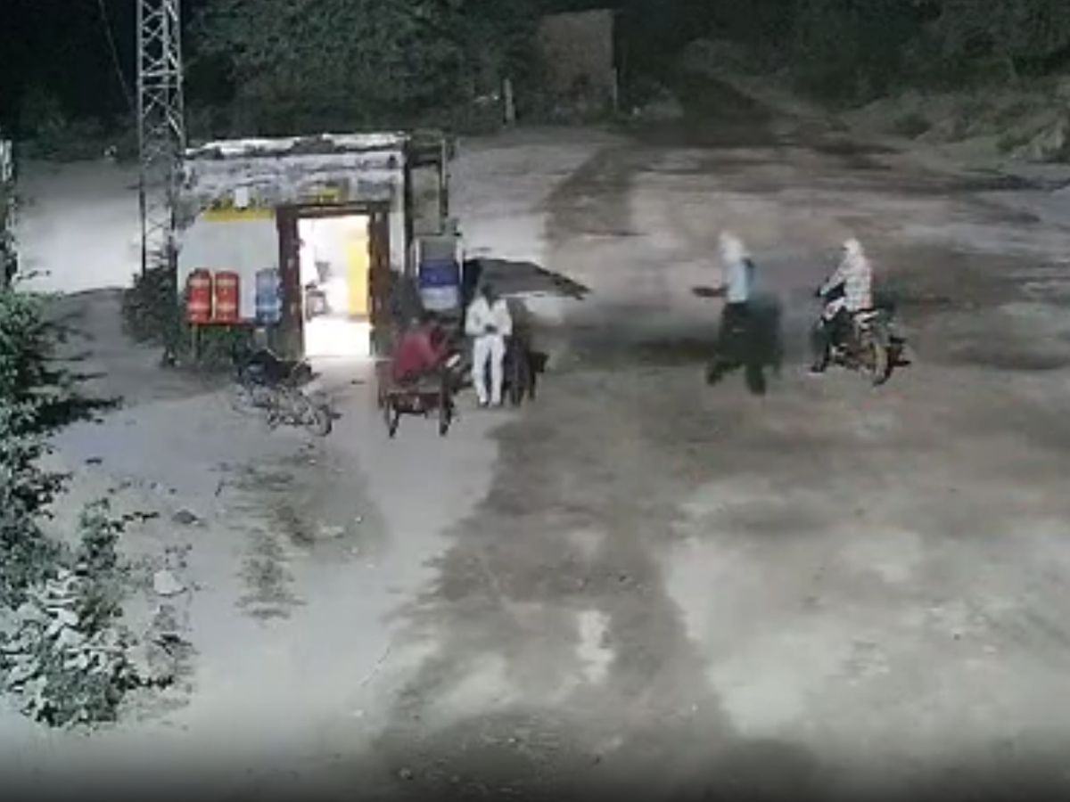 Sikar News: नीमकाथाना में बदमाशों के हौंसले बुलंद, पिस्तौल की नोक पर क्रेशर पर की लूट, वारदात सीसीटीवी में हुई कैद Sikar News: नीमकाथाना में बदमाशों के हौंसले बुलंद, पिस्तौल की नोक पर क्रेशर पर की लूट, वारदात सीसीटीवी में हुई कैद