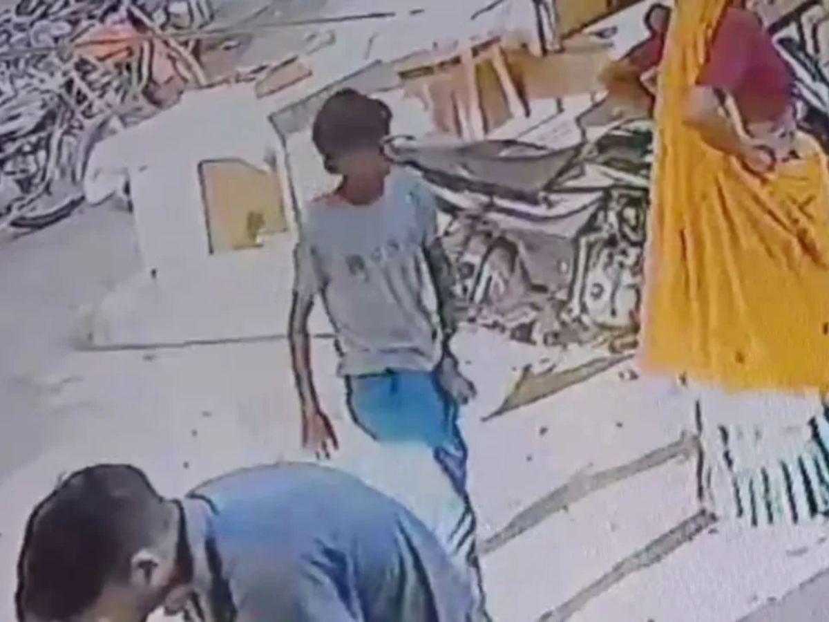 Alwar News: नन्हे चोरों का बड़ा खेल, अलवर में दो बच्चों ने लूटा 1 लाख रुपयों से भरा बैग, CCTV उगल रहा वारदात Alwar News: नन्हे चोरों का बड़ा खेल, अलवर में दो बच्चों ने लूटा 1 लाख रुपयों से भरा बैग, CCTV उगल रहा वारदात