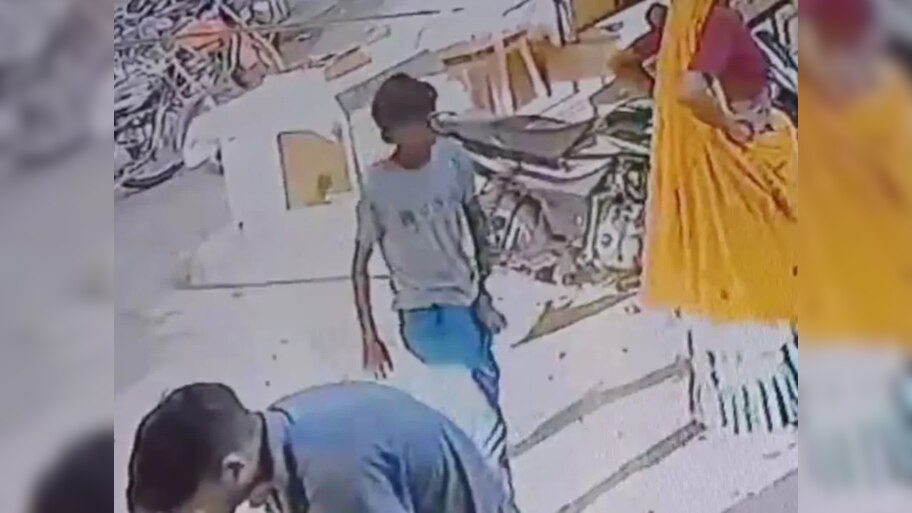 Alwar News: नन्हे चोरों का बड़ा खेल, अलवर में दो बच्चों ने लूटा 1 लाख रुपयों से भरा बैग, CCTV उगल रहा वारदात 