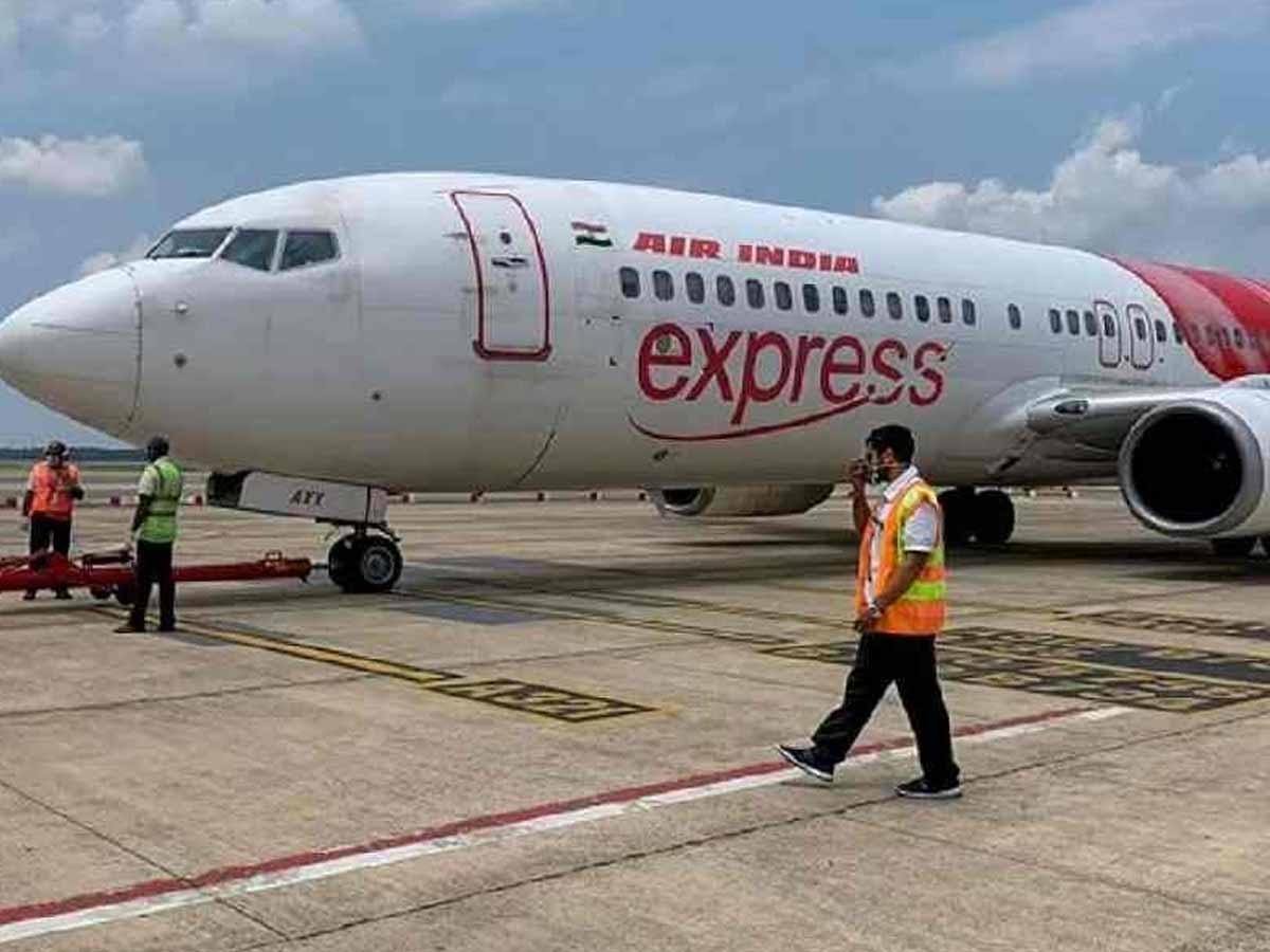 Air India Express: व‍िमान में खराबी से मचा हड़कंप, ढाई घंटे हवा में चक्‍कर लगाए फ‍िर हुई इमरजेंसी लैंड‍िंग