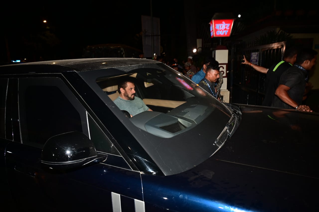 उदास चेहरे के साथ अस्पताल पहुंचे सलमान