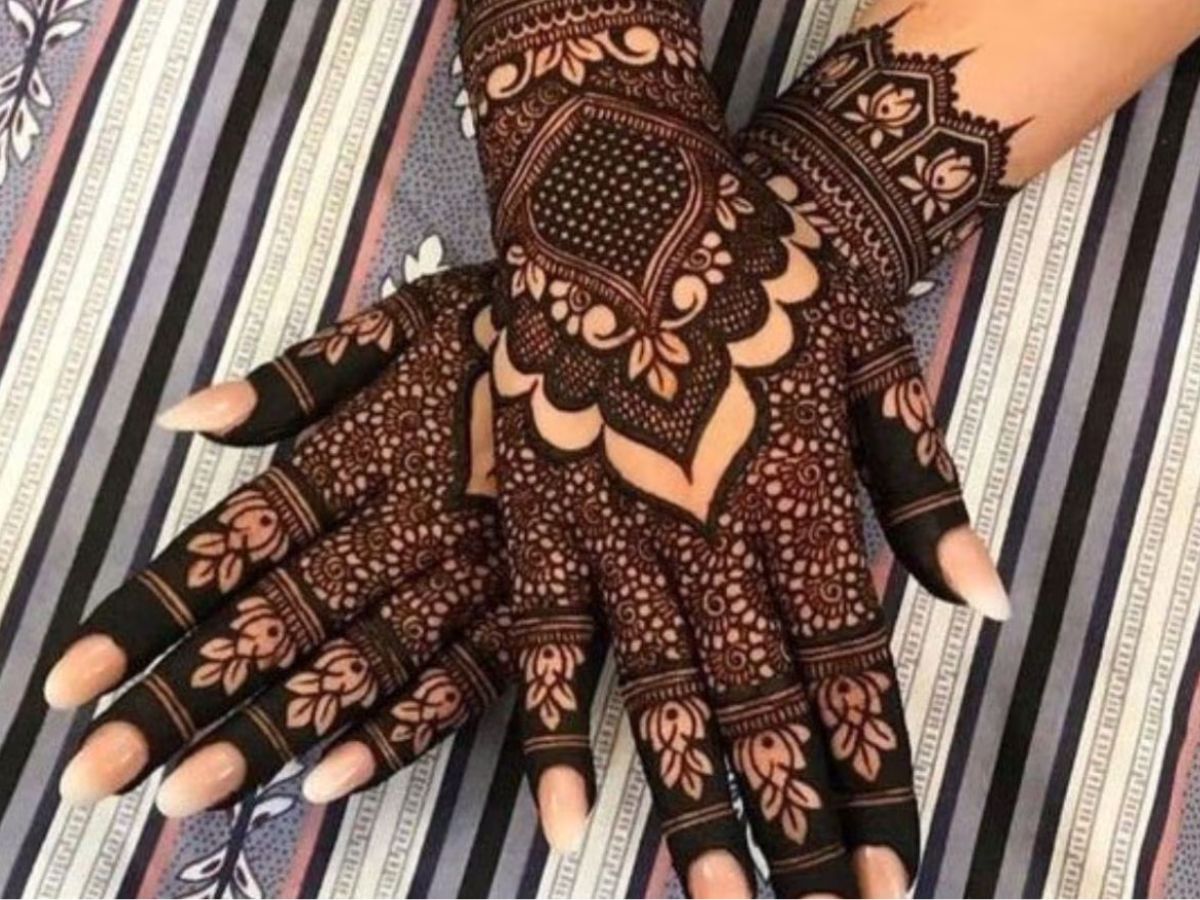 karwa chauth 2024 mehndi design simple -करवा चौथ पर हाथों पर लगाएं ये खूबसूरत मेहंदी, देखते रह जाएंगे लोग, लगाना भी है आसान