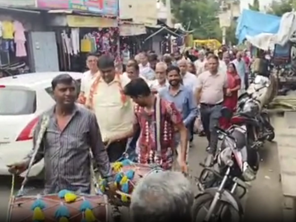 Alwar News: वन एवं पर्यावरण मंत्री संजय शर्मा पहुंचे राजगढ़, ब्राह्मण समाज के प्रतिभा सम्मान समारोह में ले रहे हैं भाग Alwar News: वन एवं पर्यावरण मंत्री संजय शर्मा पहुंचे राजगढ़, ब्राह्मण समाज के प्रतिभा सम्मान समारोह में ले रहे हैं भाग