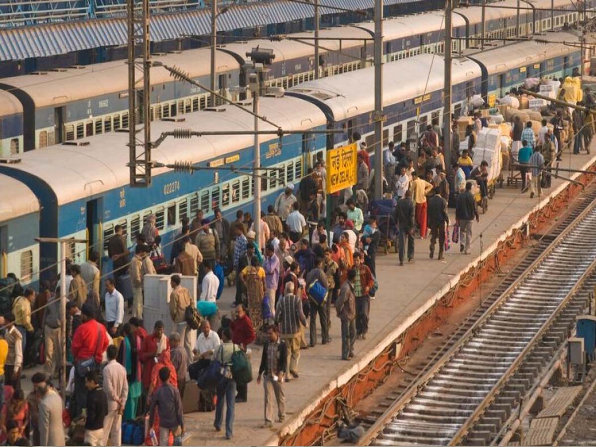 फ्लाइट के बाद मुंबई हावड़ा मेल में बम की अफ्वाह; पुलिस को भी अपशब्द कहा फ्लाइट के बाद मुंबई हावड़ा मेल में बम की अफ्वाह; पुलिस को भी अपशब्द कहा