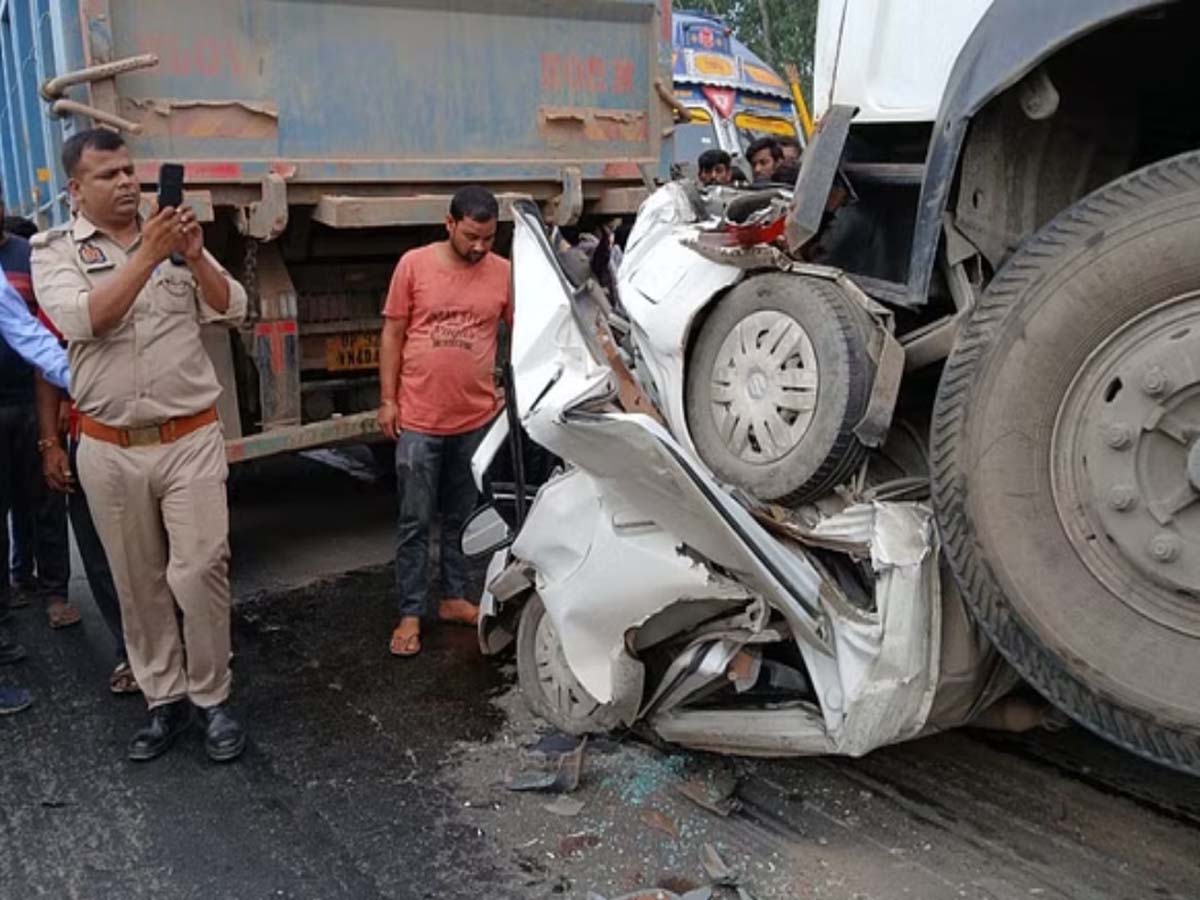Kanpur Accident: दो ट्रकों के बीच पिसी कार; पांच लोगों की मौके पर हुई मौत Kanpur Accident: दो ट्रकों के बीच पिसी कार; पांच लोगों की मौके पर हुई मौत