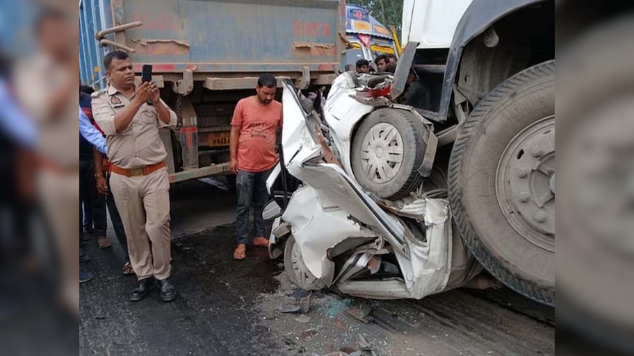 Kanpur Accident: दो ट्रकों के बीच पिसी कार; पांच लोगों की मौके पर हुई मौत