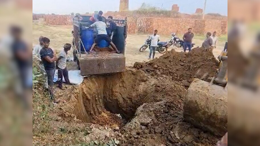 गड्ढा खोदकर मिट्टी में दफन करवाई गई 1500 KG मिठाई, वजह जानकर कहेंगे- शाबास