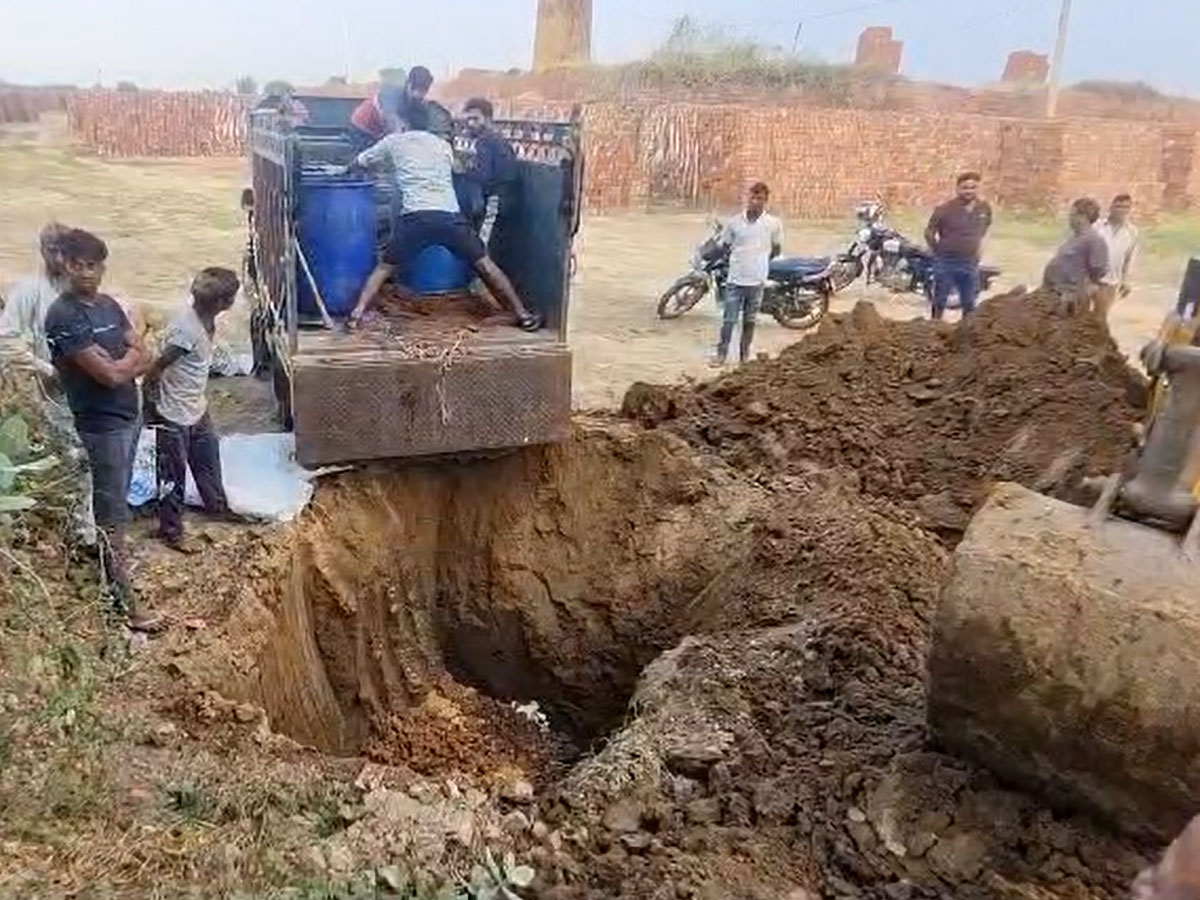 गड्ढा खोदकर मिट्टी में दफन करवाई गई 1500 KG मिठाई, वजह जानकर कहेंगे- शाबास गड्ढा खोदकर मिट्टी में दफन करवाई गई 1500 KG मिठाई, वजह जानकर कहेंगे- शाबास