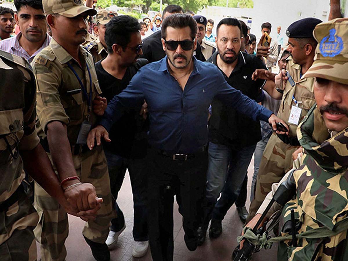 Salman Khan Security: बढ़ाई गई सलमान की सिक्योरिटी; कहीं भी खान की शूटिंग से पहले अब पुलिस करेगी ये काम Salman Khan Security: बढ़ाई गई सलमान की सिक्योरिटी; कहीं भी खान की शूटिंग से पहले अब पुलिस करेगी ये काम