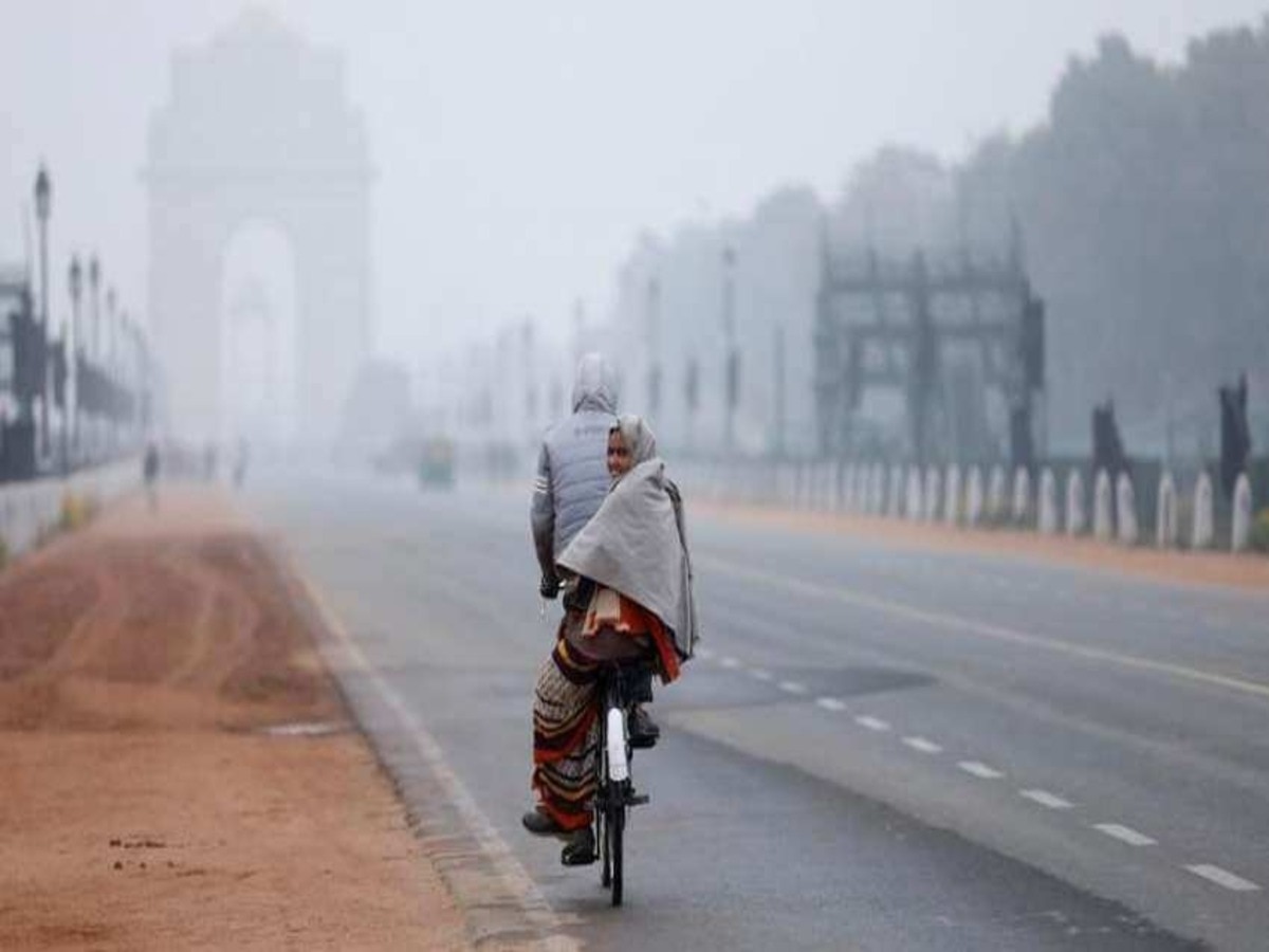 Delhi Weather: दिल्ली-एनसीआर में दिन में गर्मी तो रात के समय लगातार गिर रहा है तापमान