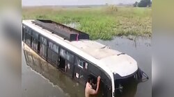 खगड़िया में बड़ा हादसा, पानी से भरे गड्ढे में पलट गई बस, किसी तरह बची लोगों की जान