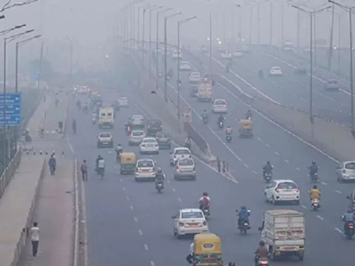 Delhi Pollution: दिल्ली में बढ़ा वायु प्रदूषण! खराब श्रेणी में पहुंचा AQI, सांस लेने में तकलीफ