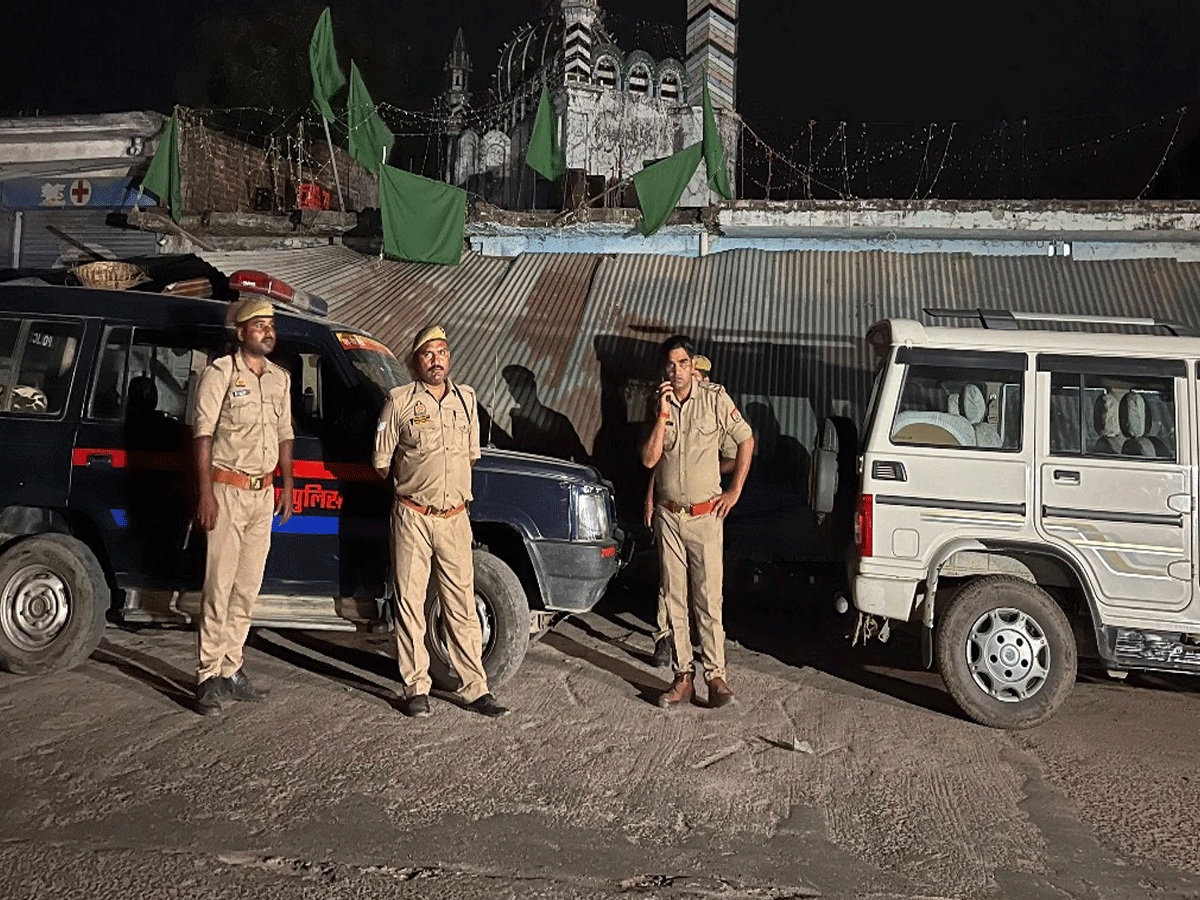 Bahraich Violence: संगीनों के साए में जुमे की नमाज़; 14 दिन की हिरासत में भेजे गए 5 मुल्जिम Bahraich Violence: संगीनों के साए में जुमे की नमाज़; 14 दिन की हिरासत में भेजे गए 5 मुल्जिम