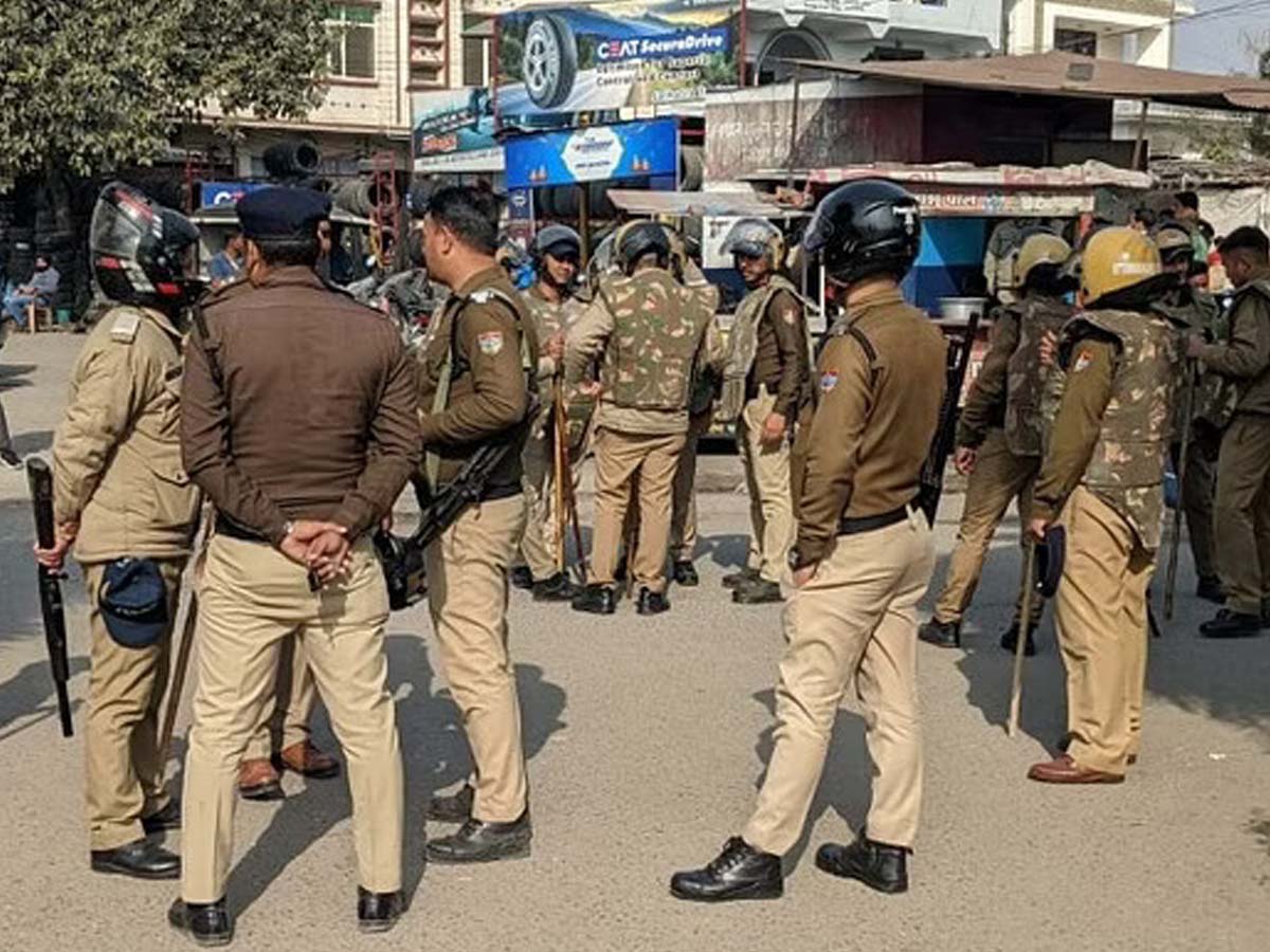 Crime News: 1500 खाताधारकों की जमापूंजी लेकर चंपत हो गया पोस्टमास्टर! डाकघर में पड़ गया 'डाका' Crime News: 1500 खाताधारकों की जमापूंजी लेकर चंपत हो गया पोस्टमास्टर! डाकघर में पड़ गया 'डाका'
