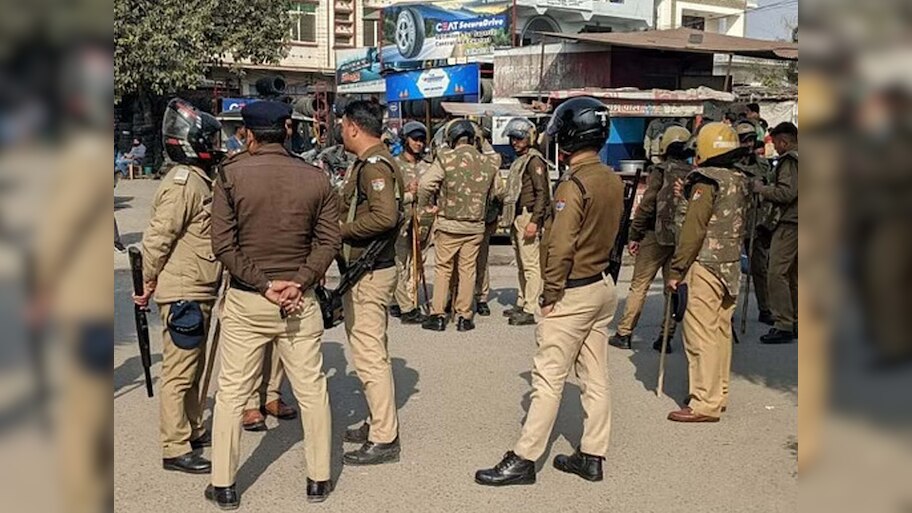 Crime News: 1500 खाताधारकों की जमापूंजी लेकर चंपत हो गया पोस्टमास्टर! डाकघर में पड़ गया 'डाका'