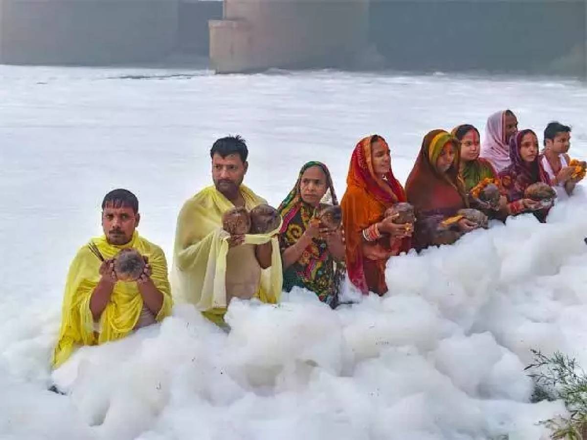 Chhath 2024: यमुना में झाग का दाग, पूर्वांचलियों का सवाल- हम कैसे मनाएंगे छठ?