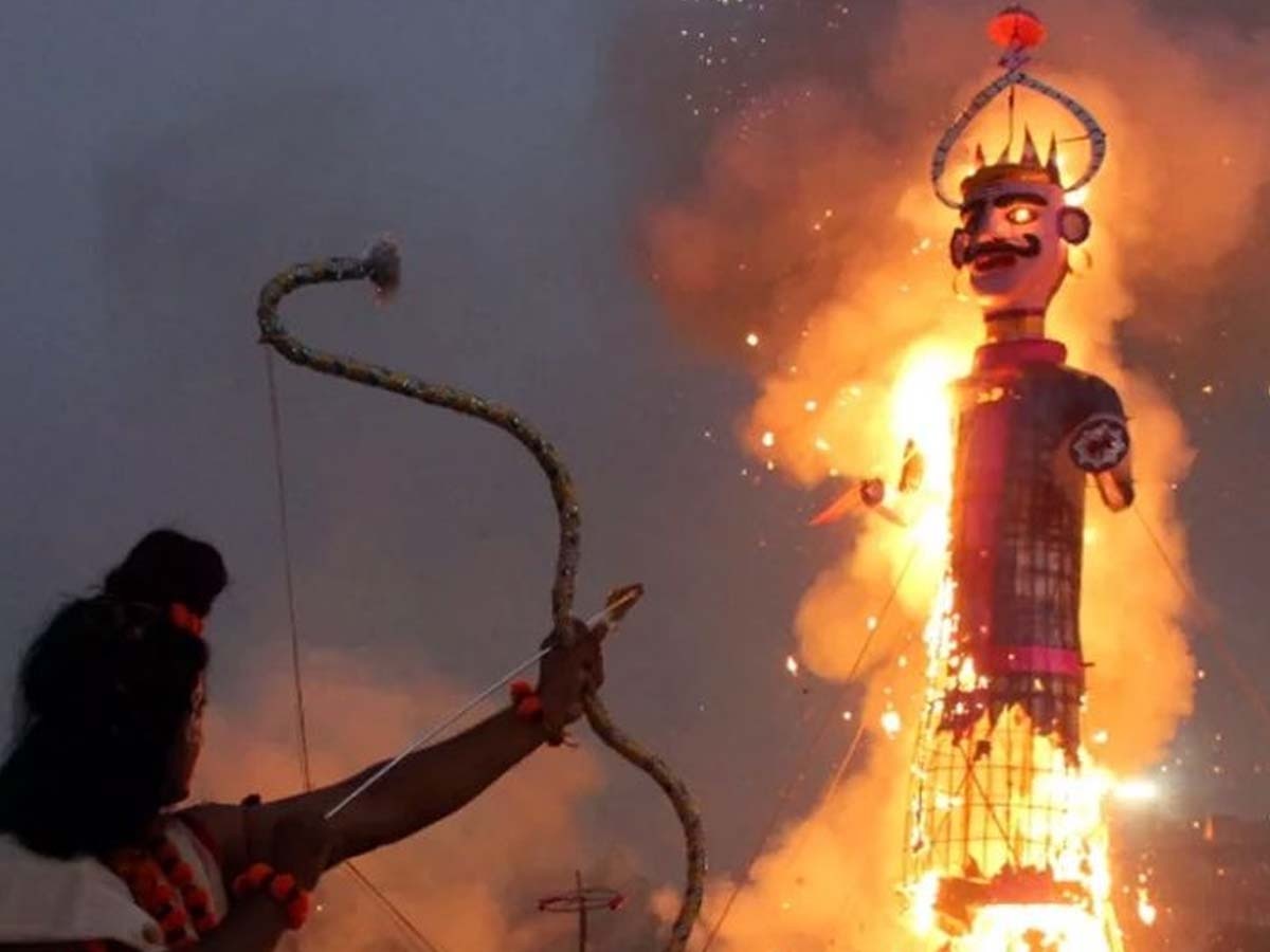 Ravana Dahan: रावण के पुतले में लगी आग और लकड़ियां लूटने के लिए टूट पड़ी भीड़, कन्नौज में लोगों ने क्यों किया ऐसा काम