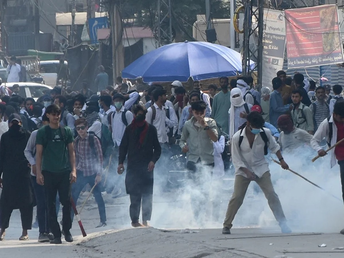 विरोध प्रदर्शन से सुलग उठा पाकिस्तान, सरकार ने स्कूलों को ही बंद करने का आदेश दे दिया