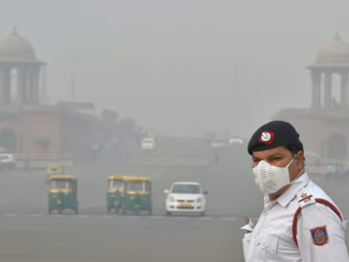 Delhi Pollution: गैस चैंबर बनी दिल्ली में 300 पार हुआ AQI, जानें कल कैसी रहेगी राजधानी की हवा  