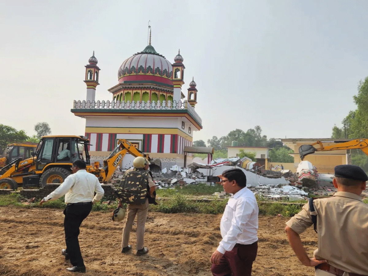 उत्तराखंड से मुसलमानों को भगाने के साथ उनके हर धरोहर को नष्ट करने की साजिश; तोड़ा गया मजार उत्तराखंड से मुसलमानों को भगाने के साथ उनके हर धरोहर को नष्ट करने की साजिश; तोड़ा गया मजार