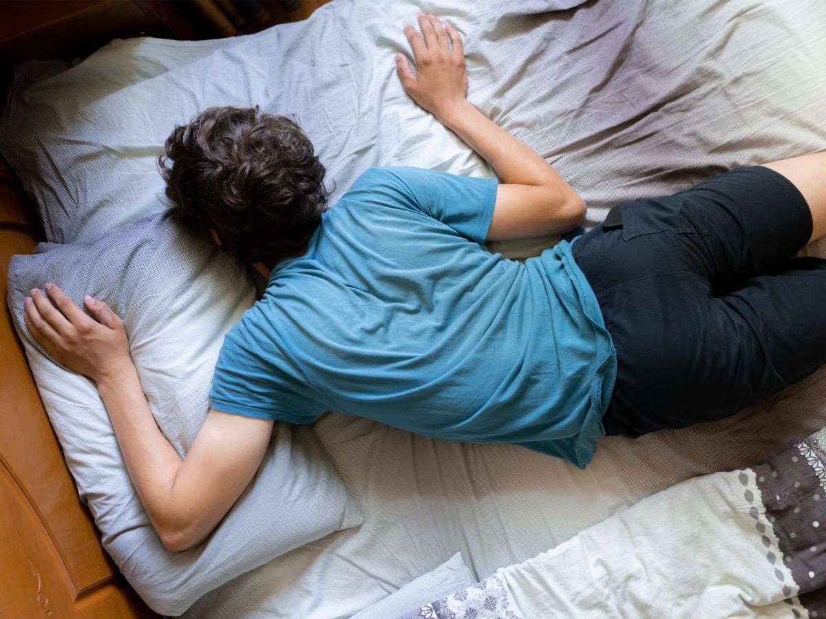 Bad Sleep Position: ये है सोने की गलत पोजीशन, रातभर टूटेगी नींद; दूसरों को परेशान करेंगे आपके खर्राटे