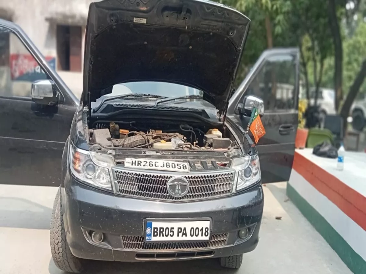 BJP का झंडा लगे कार से 1600 बोतल शराब बरामद, एक गाड़ी के दो नंबर प्लेट BJP का झंडा लगे कार से 1600 बोतल शराब बरामद, एक गाड़ी के दो नंबर प्लेट