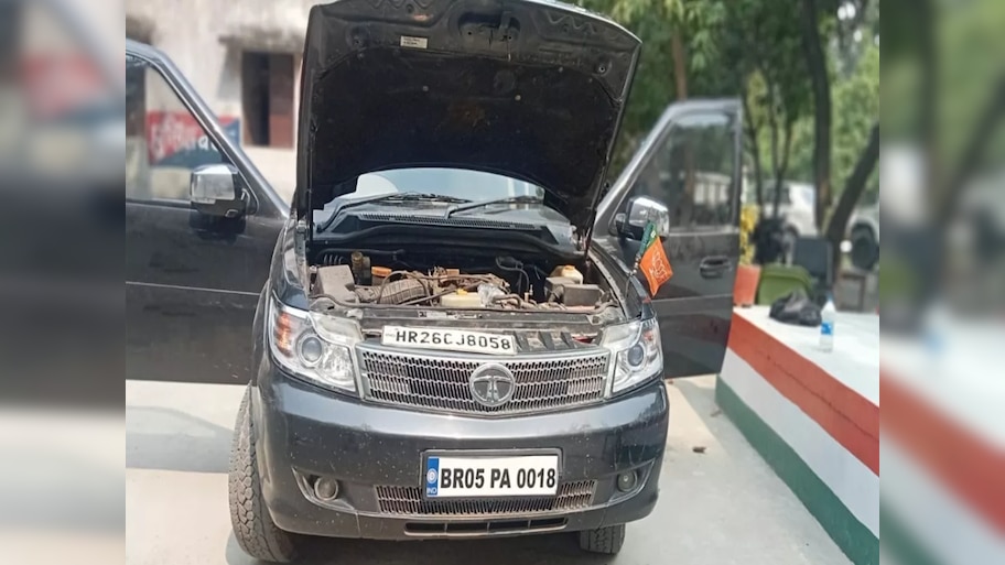 BJP का झंडा लगे कार से 1600 बोतल शराब बरामद, एक गाड़ी के दो नंबर प्लेट