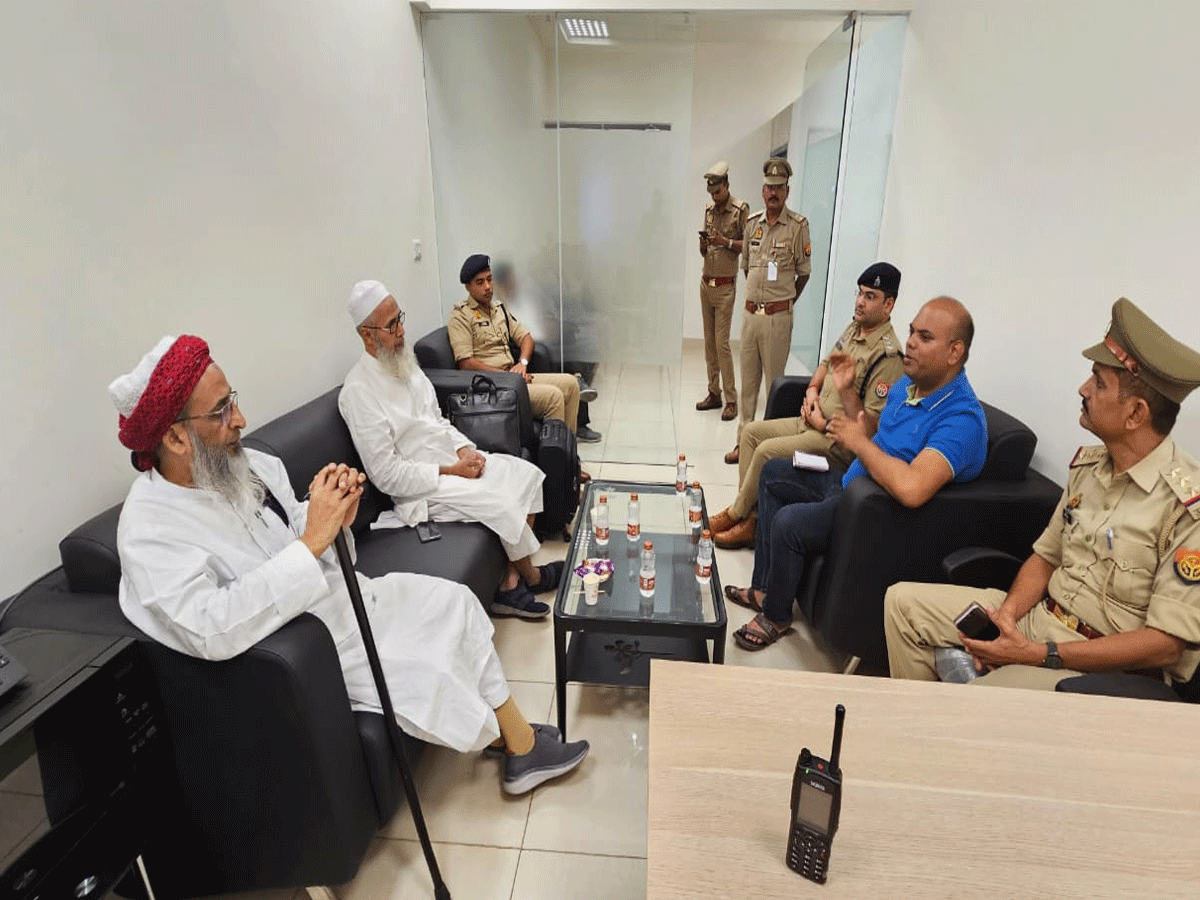 Bahraich Violence: हिंसा पीड़ितों से मिलने जा रहा जमीयत का डेलिगेशन हिरासत में, एकतरफा कार्रवाई के आरोप Bahraich Violence: हिंसा पीड़ितों से मिलने जा रहा जमीयत का डेलिगेशन हिरासत में, एकतरफा कार्रवाई के आरोप